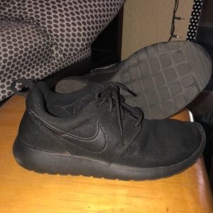 NIKE ROSHE ONE size 4Y